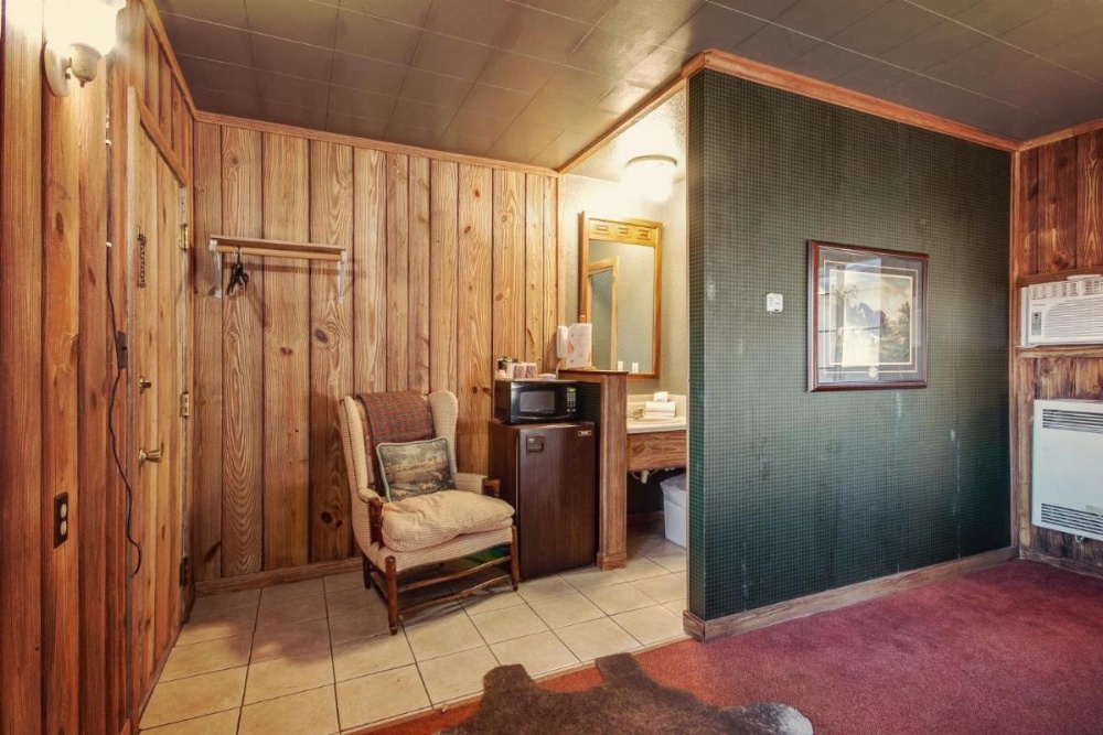 Room image 4